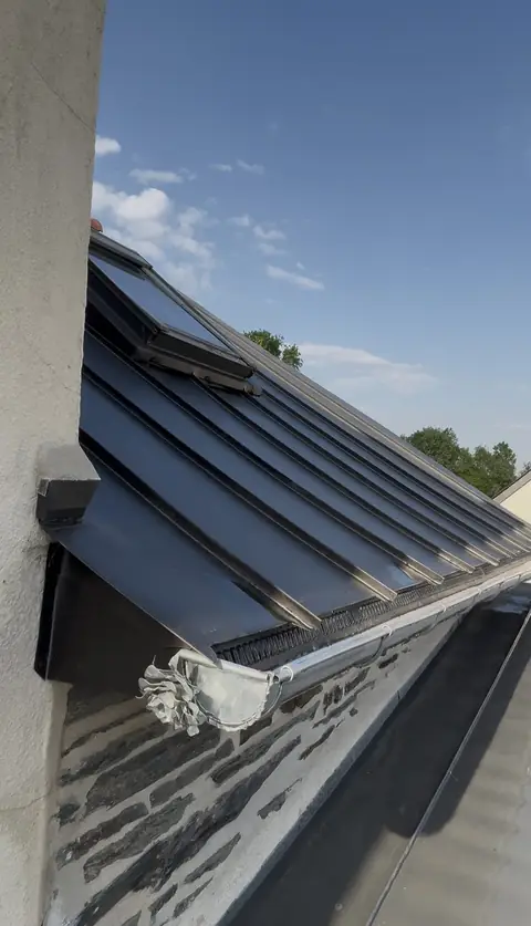 Gouttière demi-ronde en zinc et bande d'égout ventilée